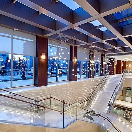 Doubletree By Hilton סקופיה